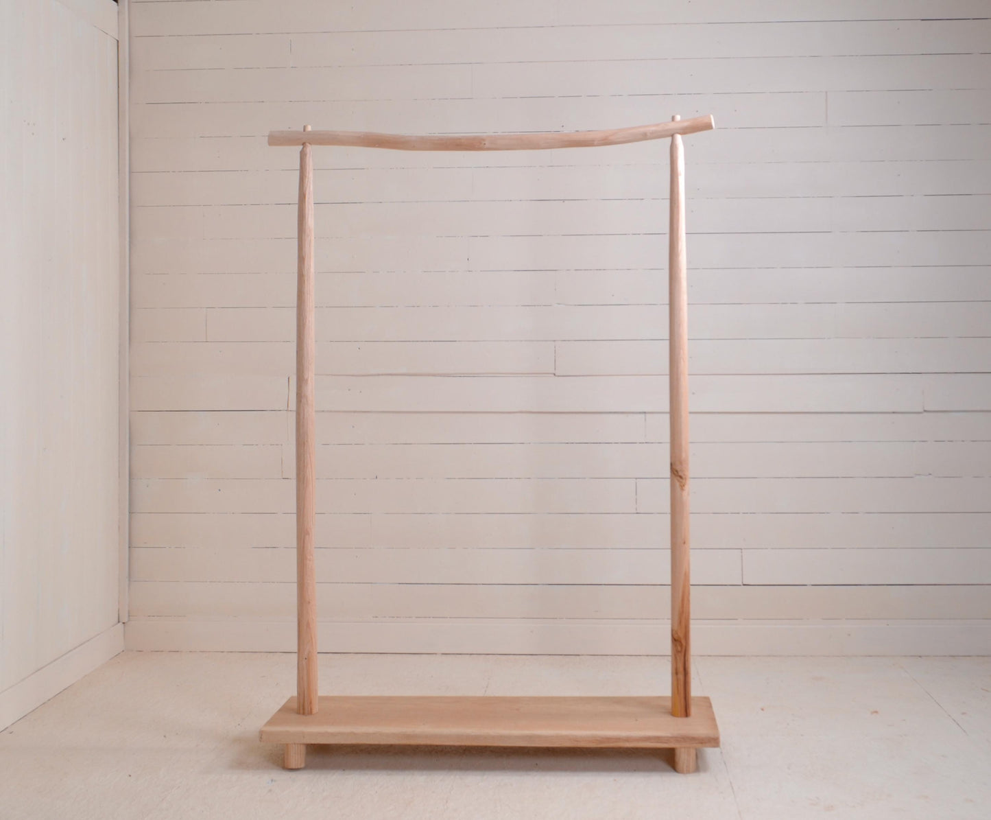 Portant vêtements en bois naturel avec étagère chaussure, design brut élégant