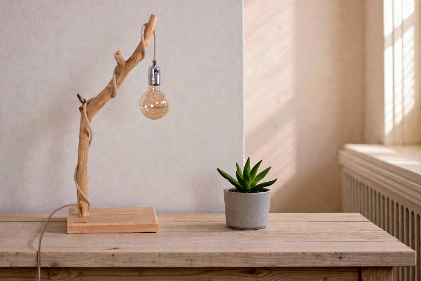 Lampe de table avec une belle branche patinée par le temps