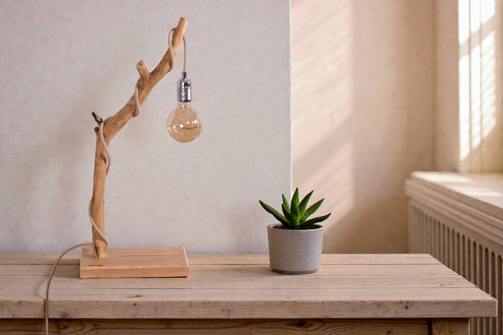 Lampe de table avec une belle branche patinée par le temps