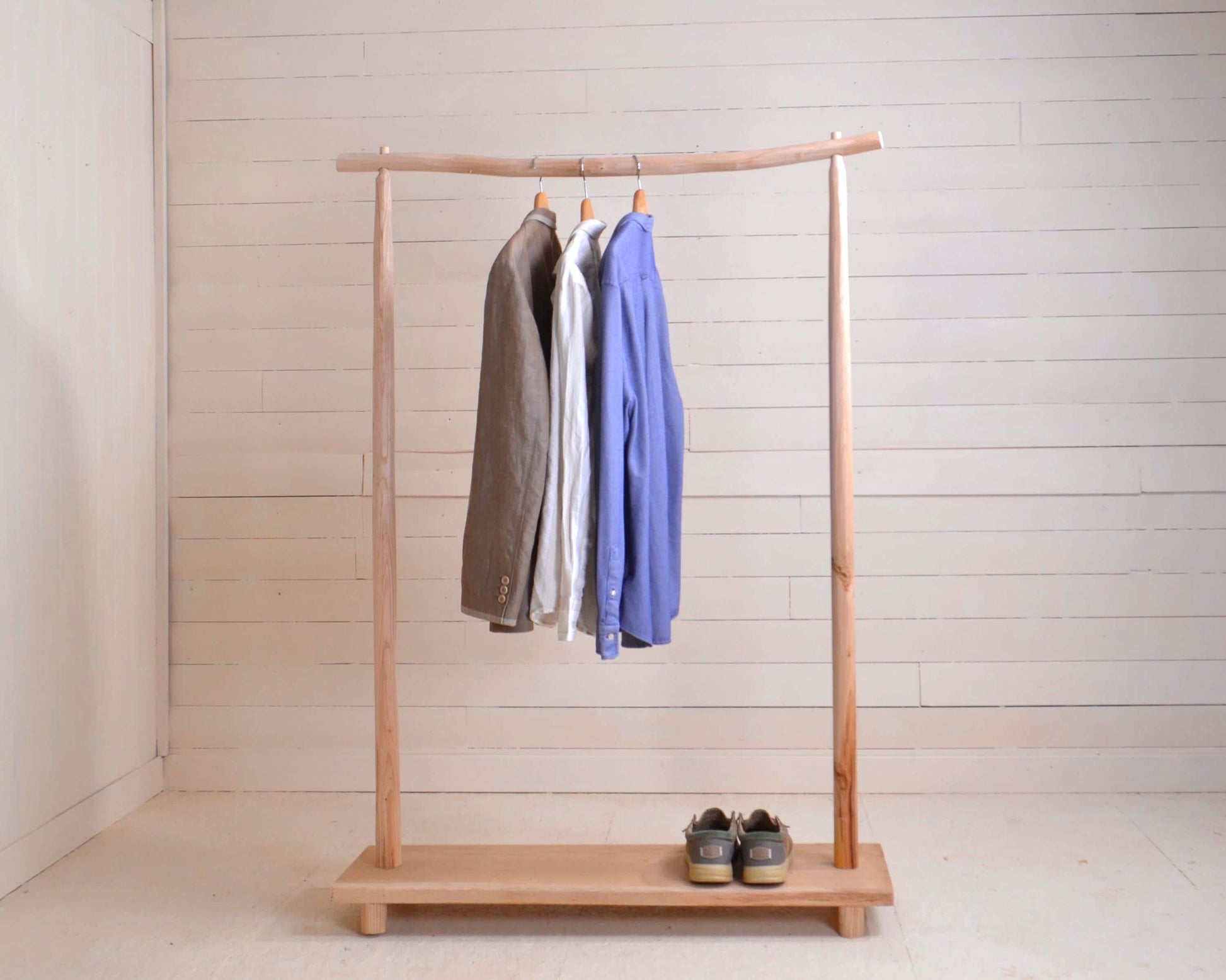 Portant vêtements en bois naturel