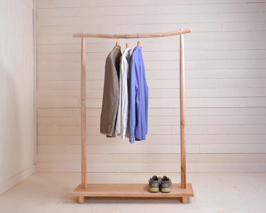 Portant vêtements en bois naturel avec étagère chaussure, design brut élégant