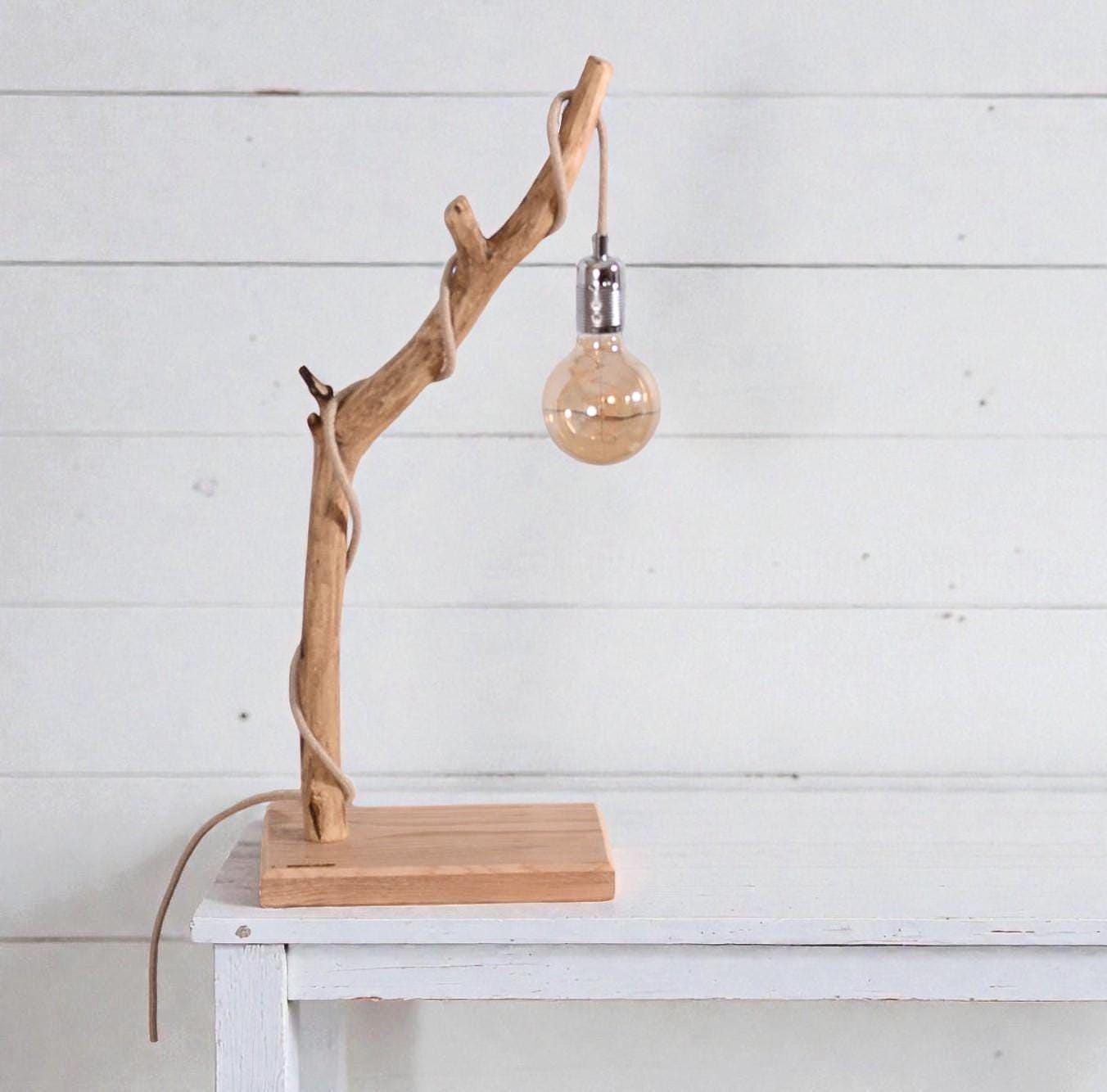 Lampe de table avec une belle branche patinée par le temps