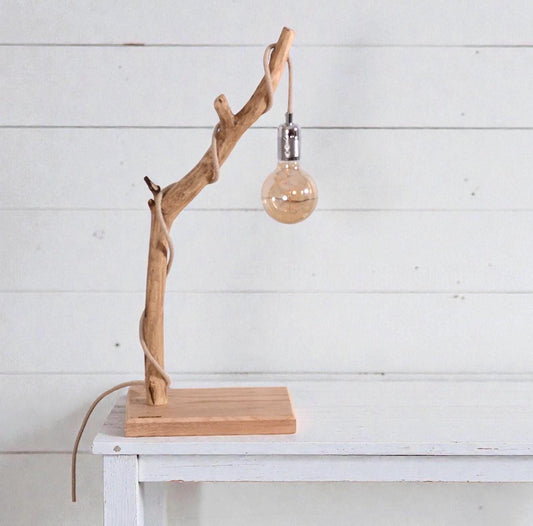 Lampe de table avec une belle branche patinée par le temps