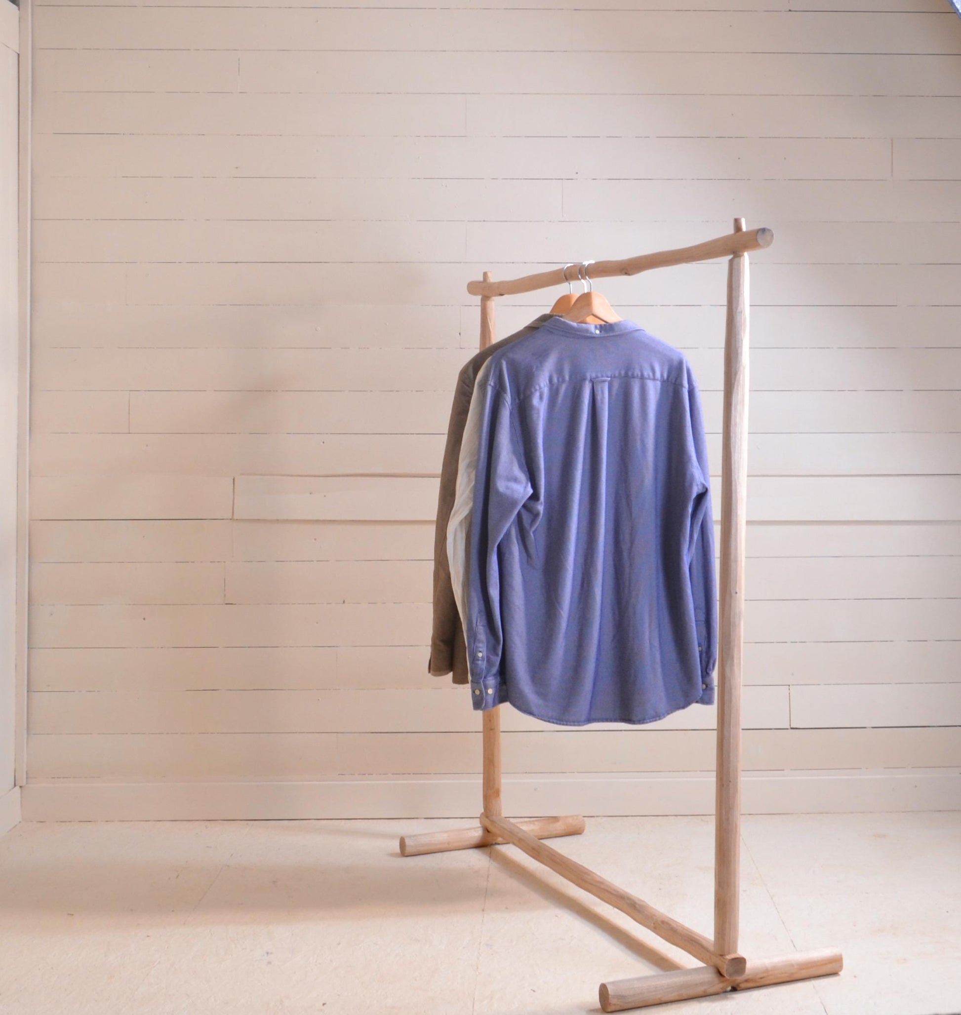 Portant vêtements design en bois brut, beau et naturel - parfait pour chambres et boutiques
