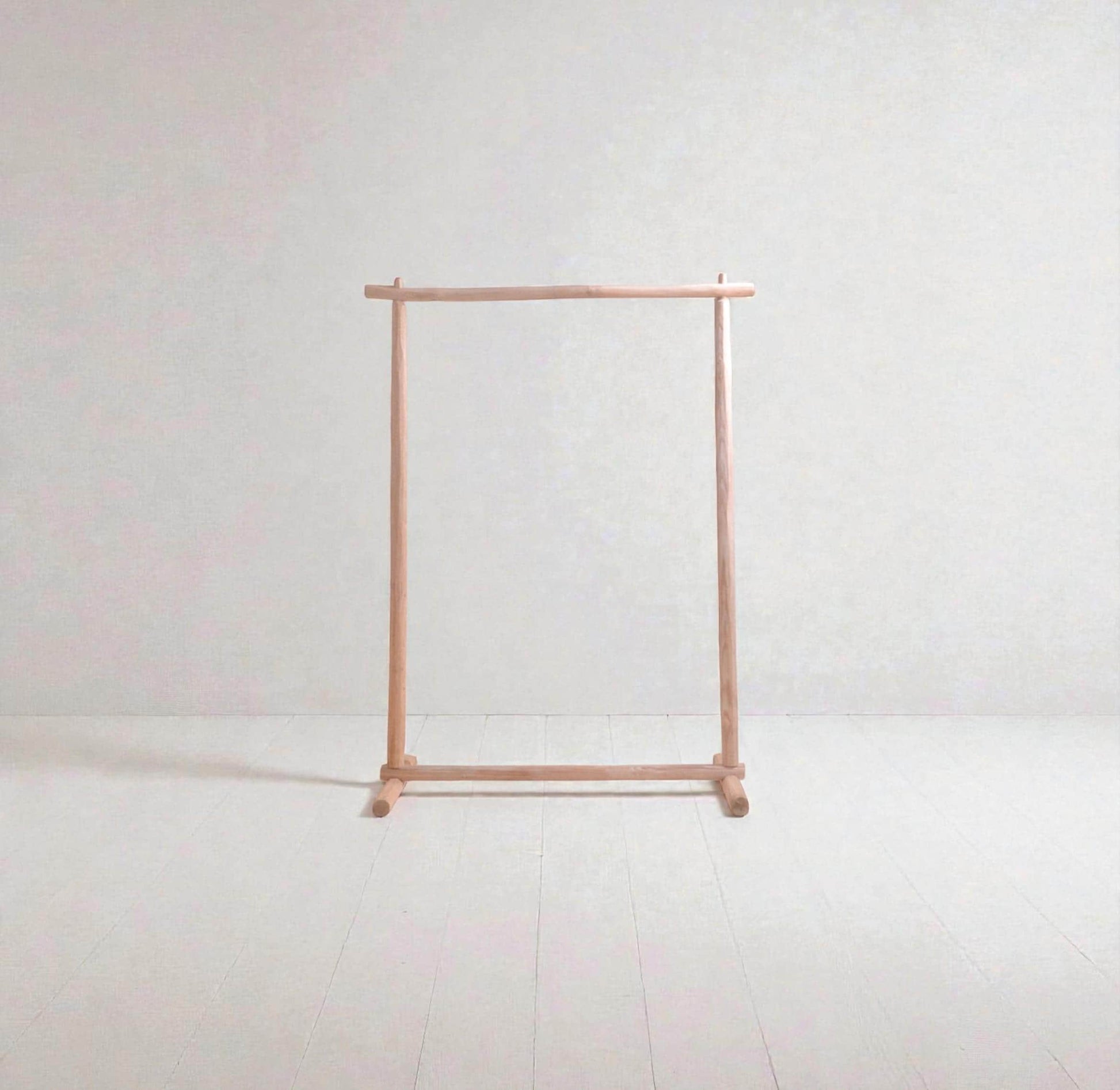 Portant vêtements design en bois brut, beau et naturel - parfait pour chambres et boutiques