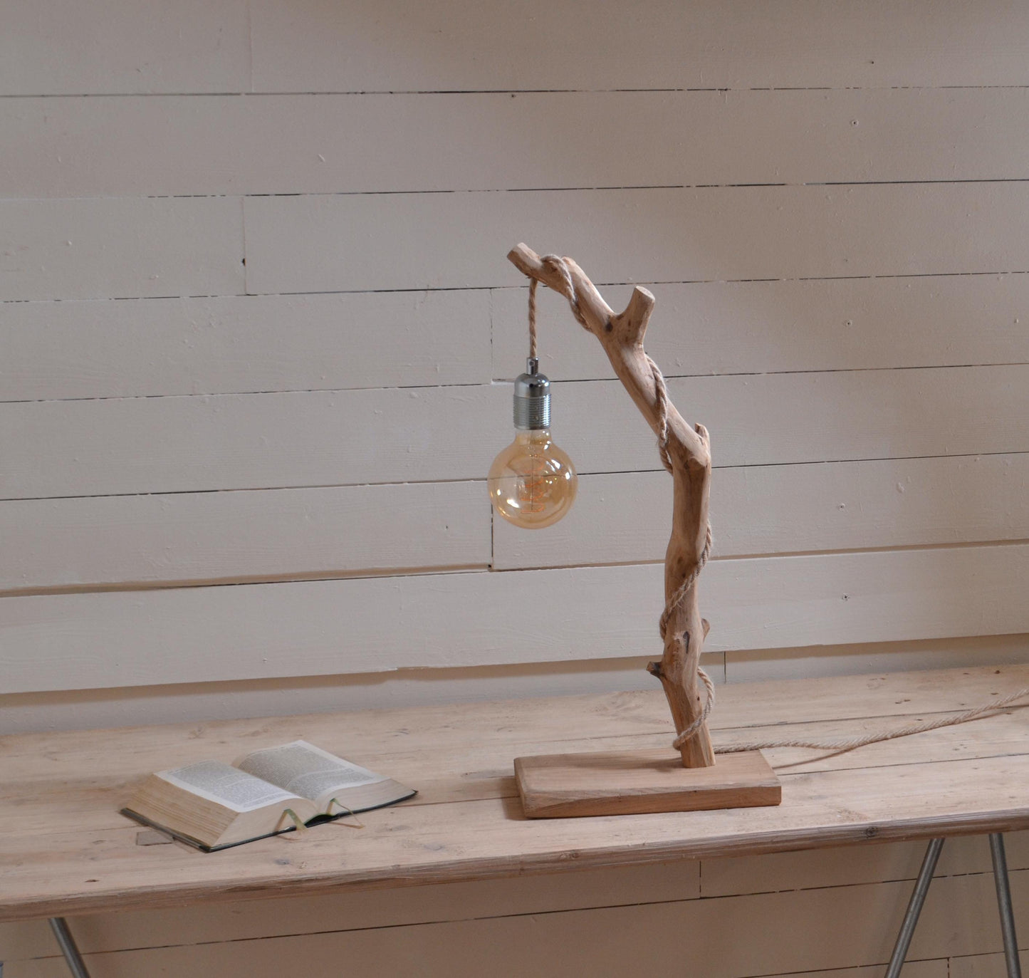 Lampe de table avec une belle branche patinée par le temps