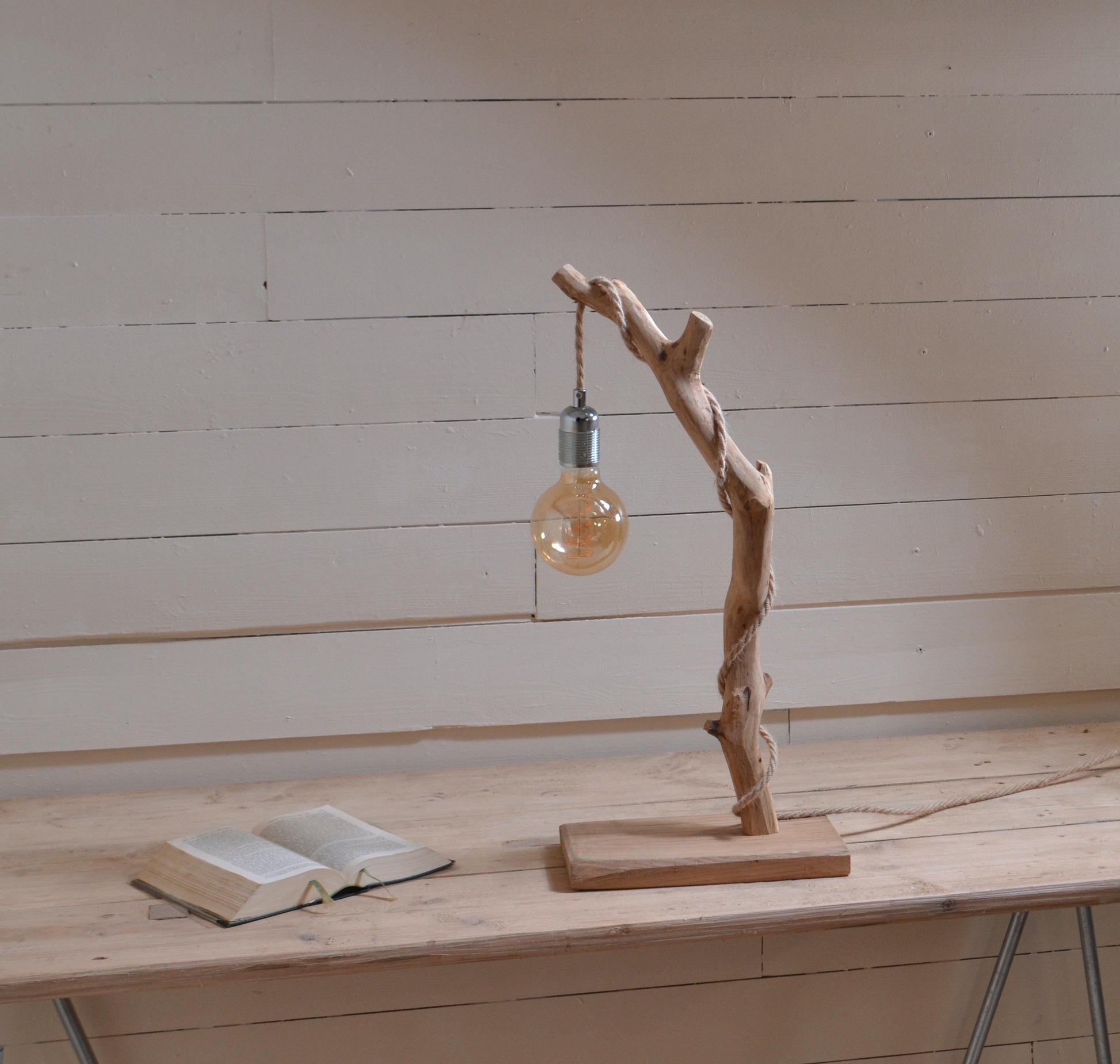 Lampe de table avec une belle branche patinée par le temps