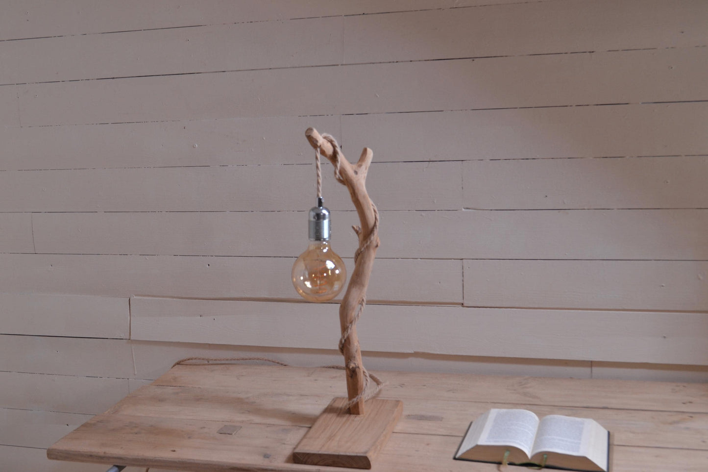 Lampe de table avec une belle branche patinée par le temps
