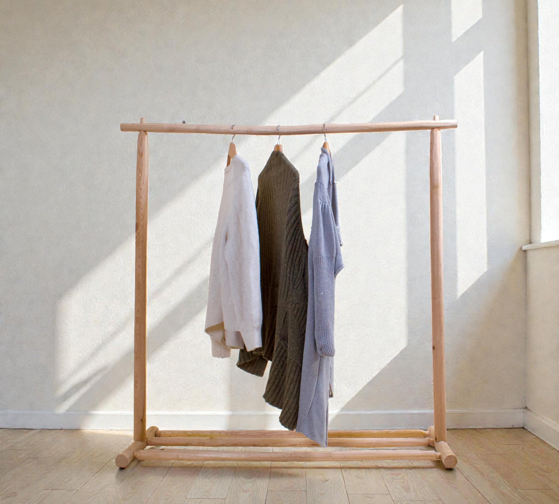 Portant vêtements bois brut avec étagère chaussures – Style bohème naturel pour chambre ou boutique, fait main en France