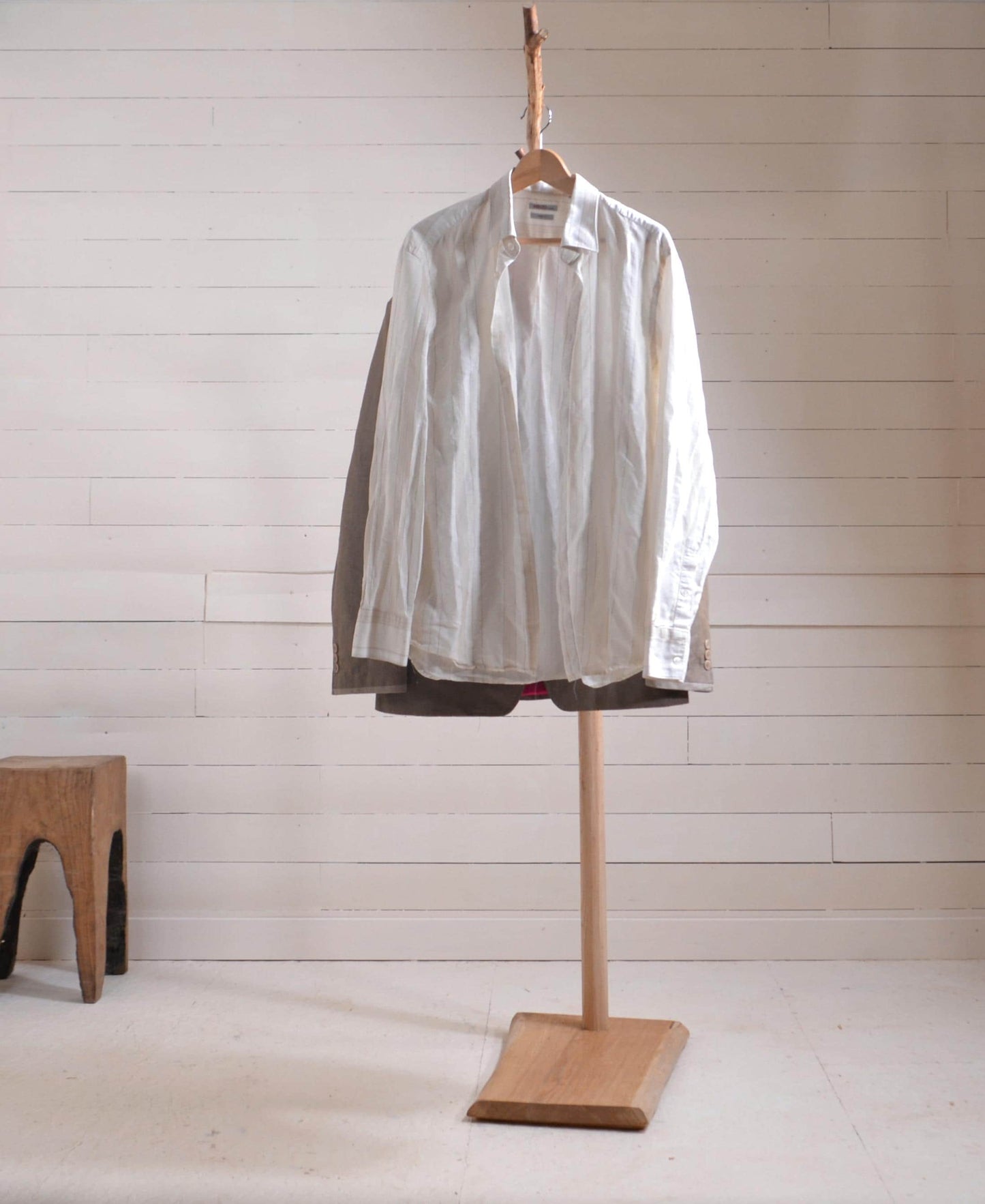 Valet de chambre, portant vêtements en bois avec une branche (chêne)