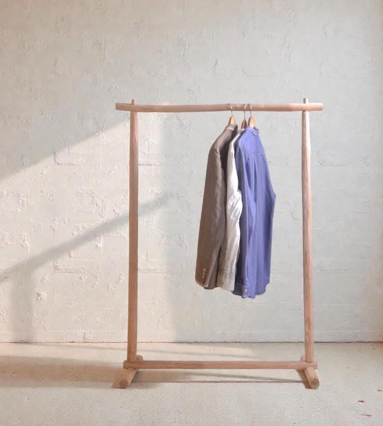 Portant vêtements design en bois brut, beau et naturel - parfait pour chambres et boutiques