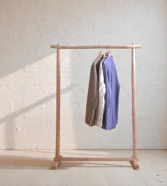 Portant vêtements design en bois brut, beau et naturel - parfait pour chambres et boutiques