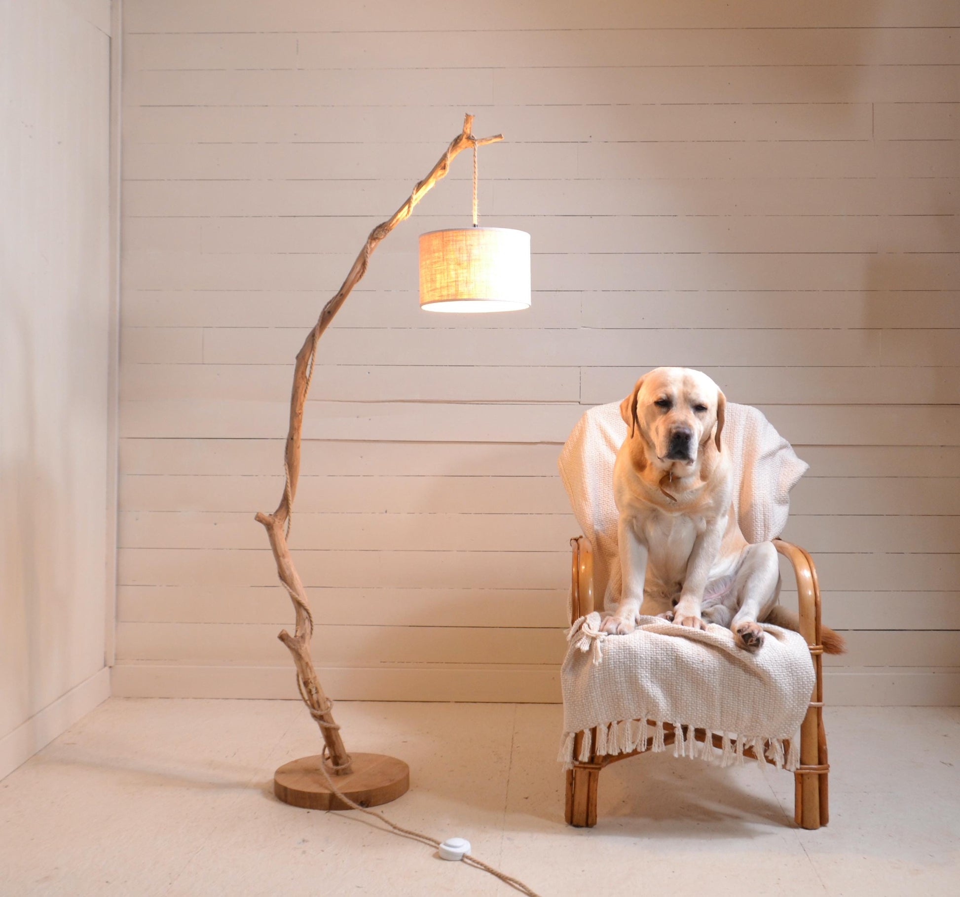 Lampadaire avec une belle branche de chêne, luminaire organique