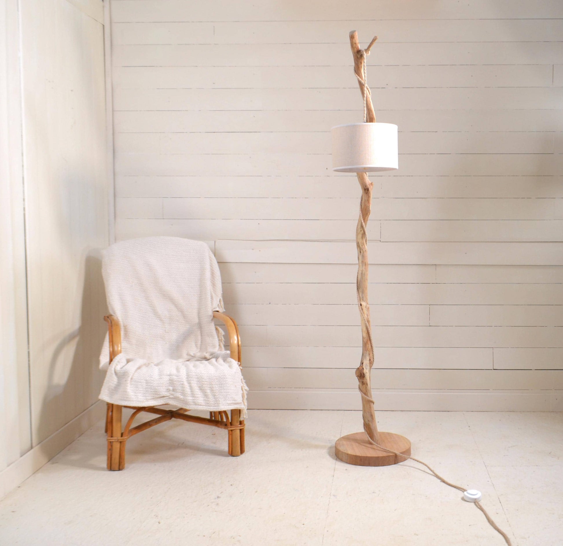 Lampadaire bois avec une belle branche de chêne – naturel moderne elégant