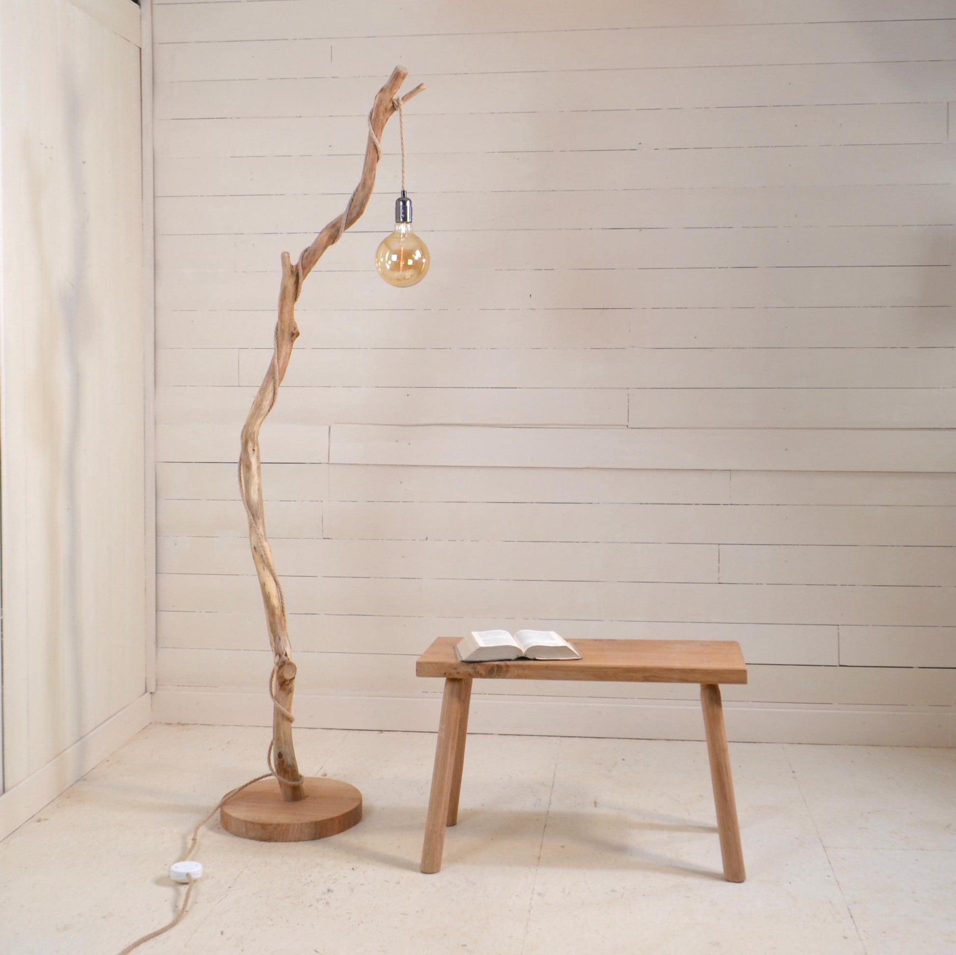 Lampadaire bois avec une belle branche de chêne – naturel moderne elégant