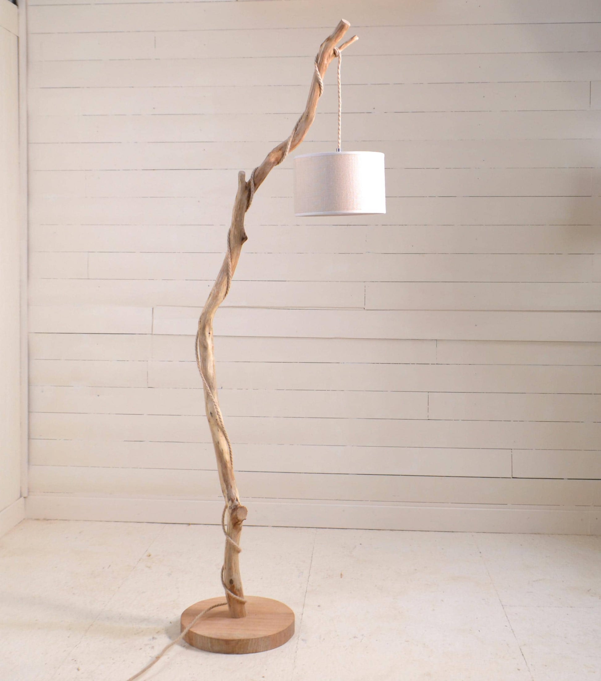 Lampadaire bois avec une belle branche de chêne – naturel moderne elégant