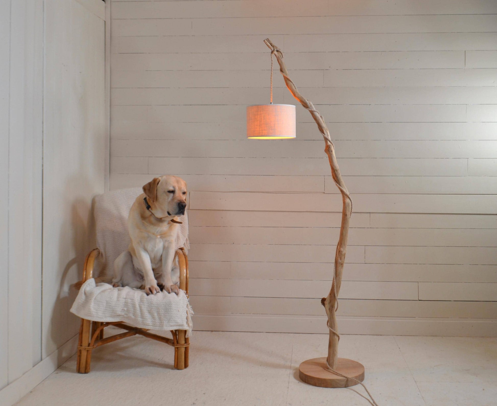 Lampadaire bois avec une belle branche de chêne – naturel moderne elégant