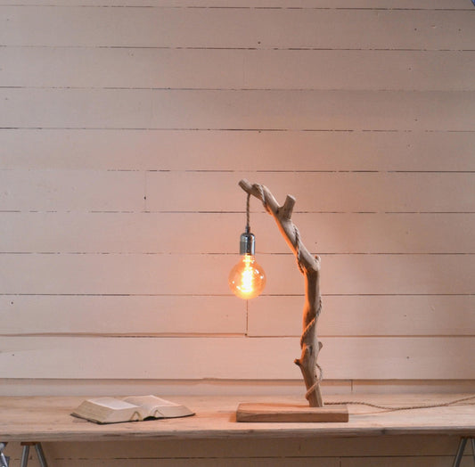 Lampe de table avec une belle branche patinée par le temps