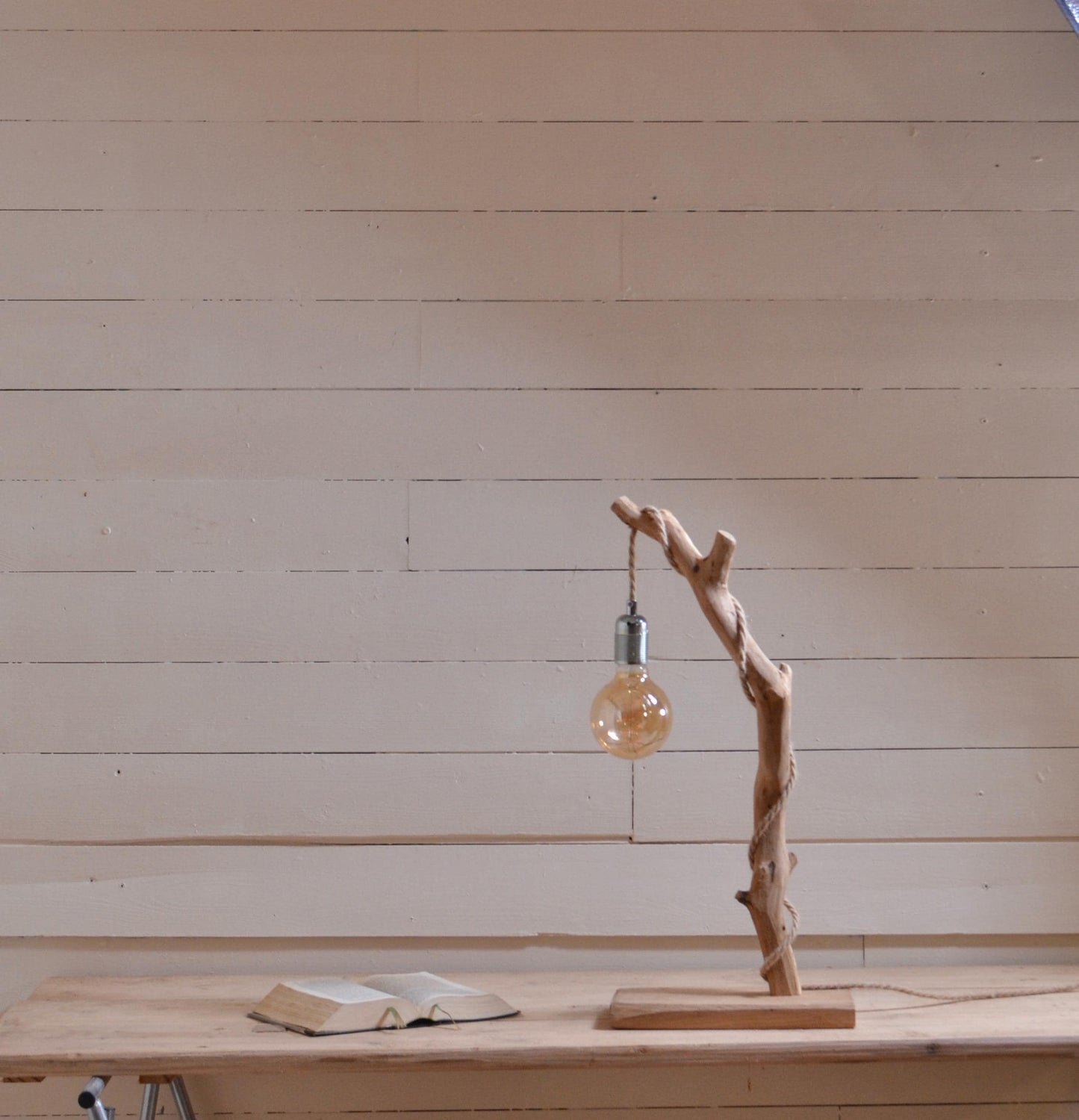 Lampe de table avec une belle branche patinée par le temps