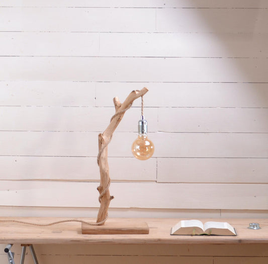 Lampe de table avec une belle branche patinée par le temps