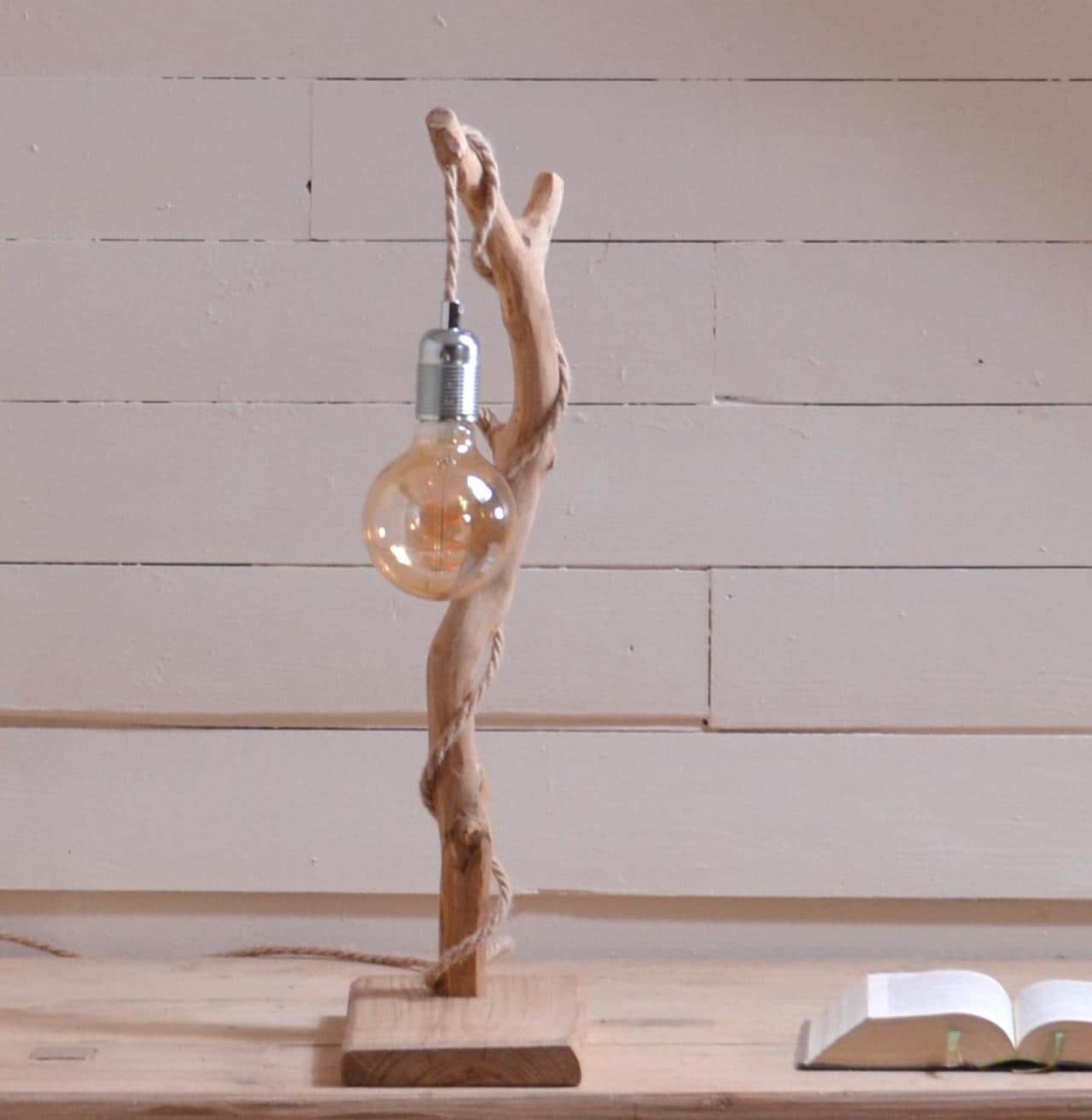 Lampe de table avec une belle branche patinée par le temps