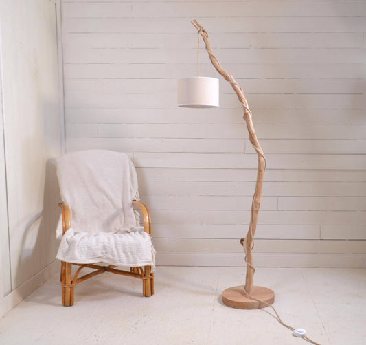 Lampadaire bois avec une belle branche de chêne – naturel moderne elégant