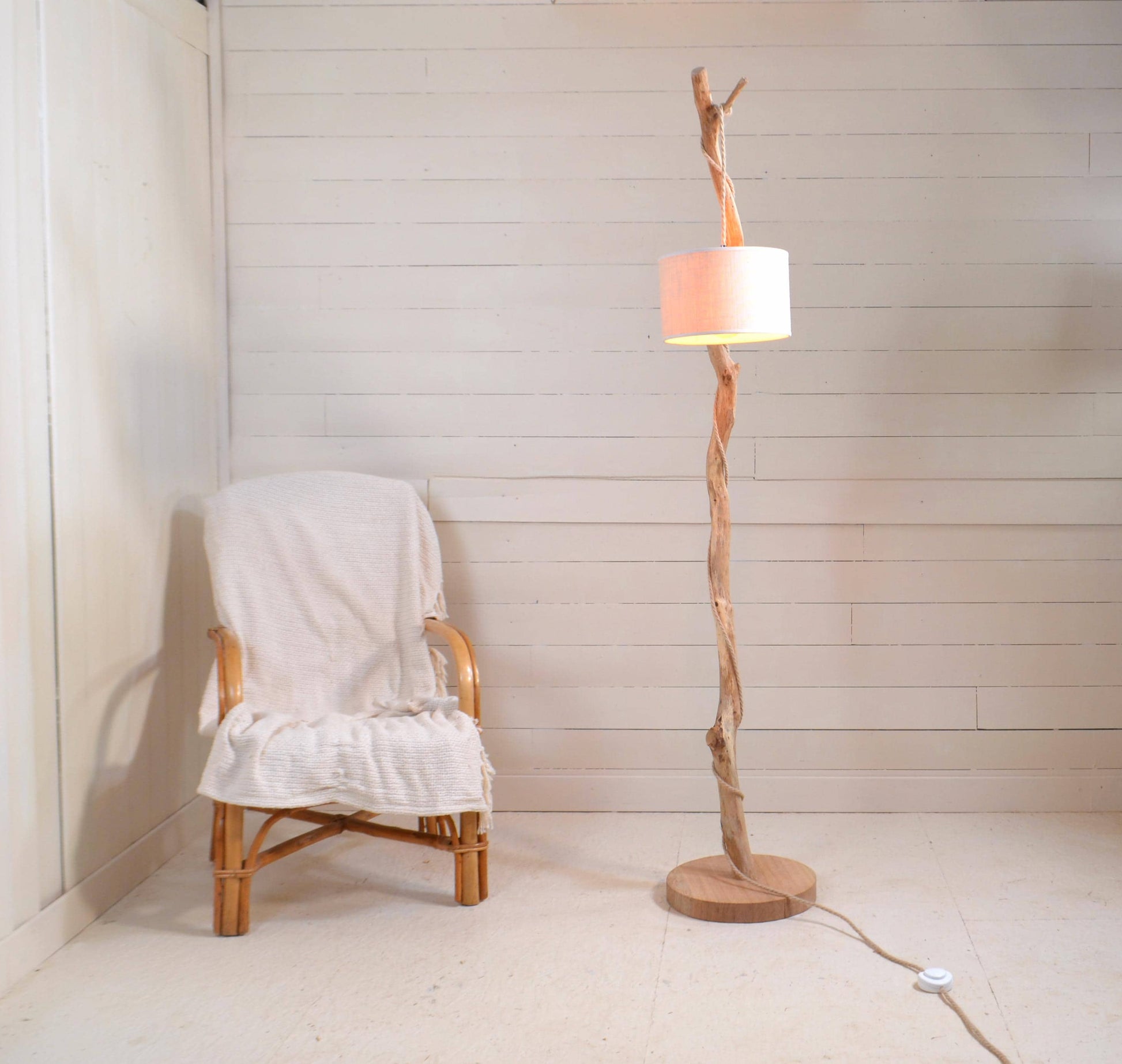 Lampadaire bois avec une belle branche de chêne – naturel moderne elégant