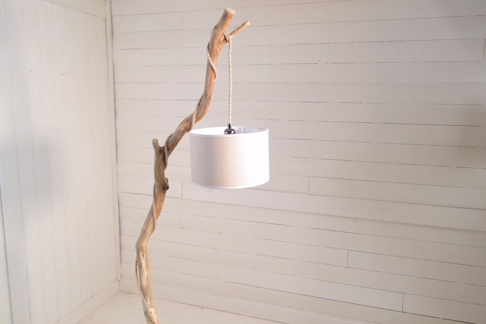 Lampadaire bois avec une belle branche de chêne – naturel moderne elégant