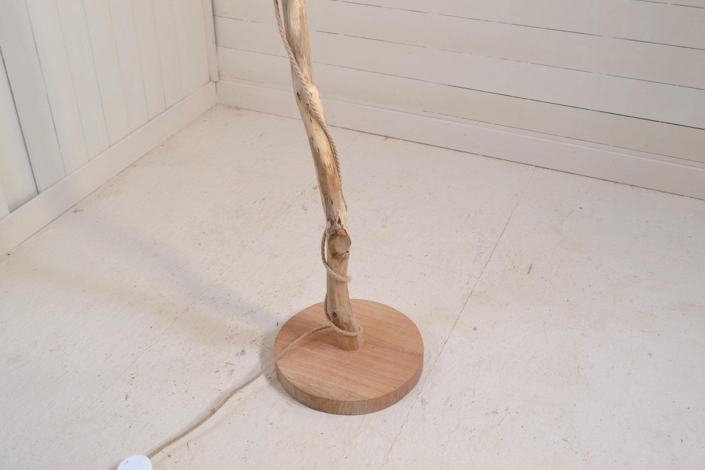 Lampadaire bois avec une belle branche de chêne – naturel moderne elégant