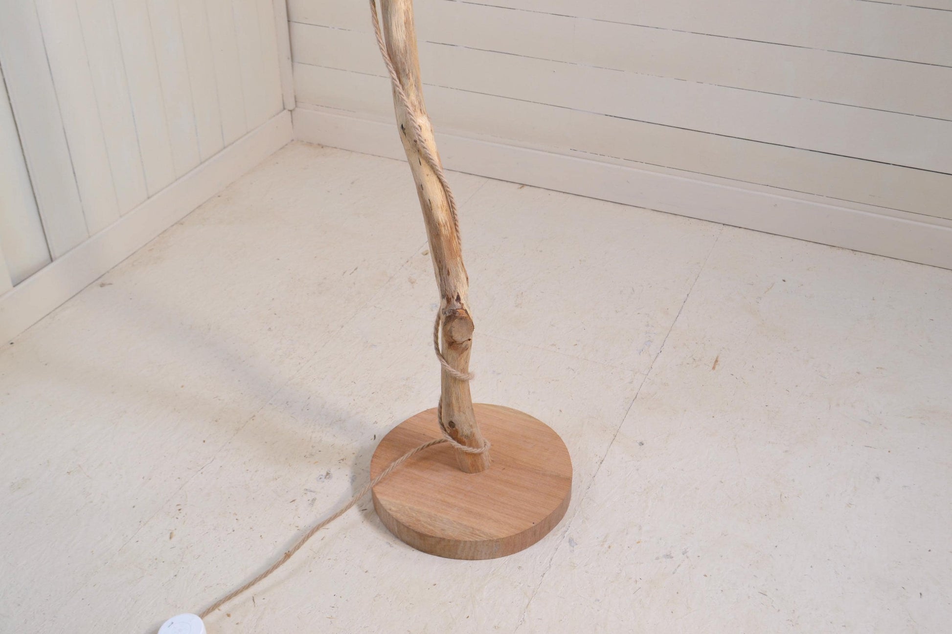 Lampadaire bois avec une belle branche de chêne – naturel moderne elégant