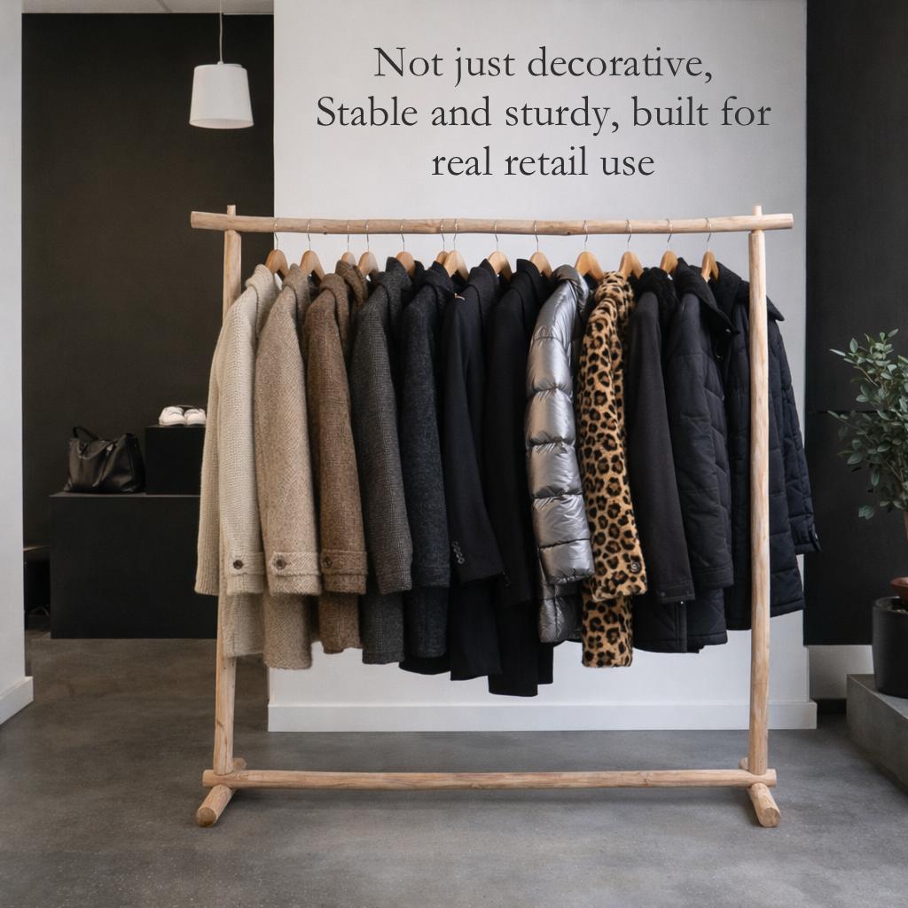 Portant boutique bois naturel, Présentoir en bois brut, Support vêtements minimaliste en bois clair, Pour Concept Store et Showroom