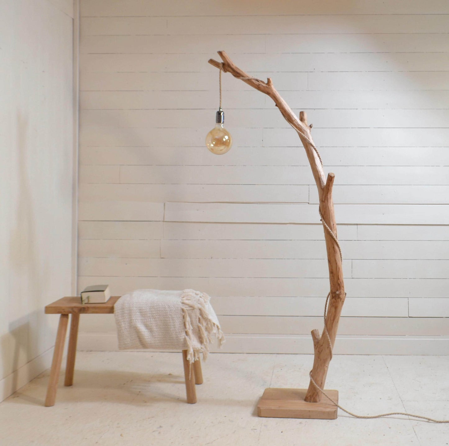 Lampadaire en bois naturel et moderne – 160 cm – Pièce unique artisanale