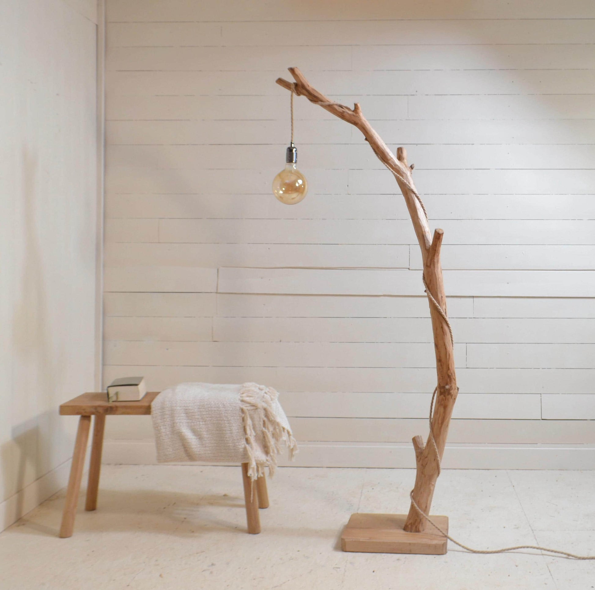 Lampadaire en bois naturel et moderne – 160 cm – Pièce unique artisanale