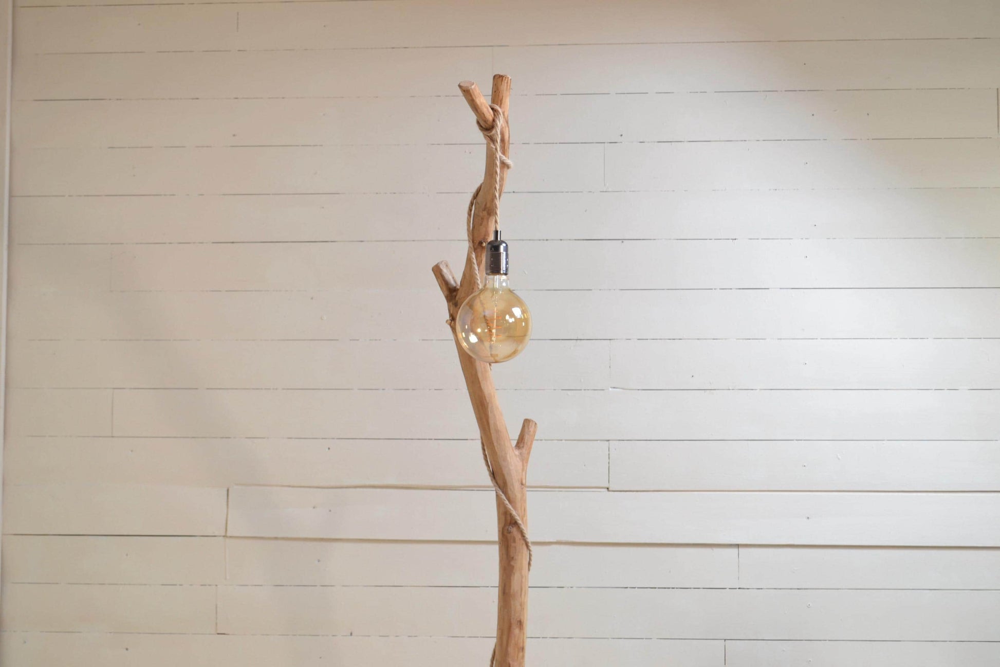 Lampadaire en bois naturel et moderne – 160 cm – Pièce unique artisanale