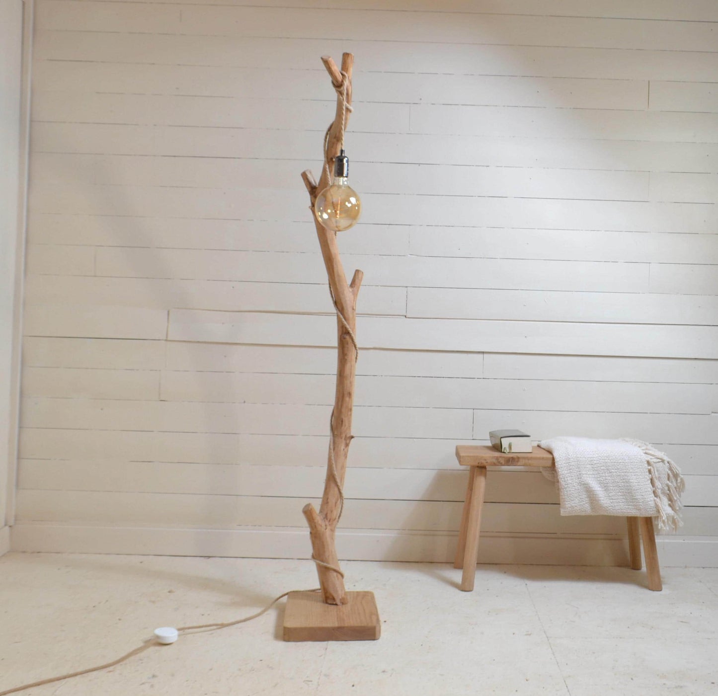 Lampadaire en bois naturel et moderne – 160 cm – Pièce unique artisanale