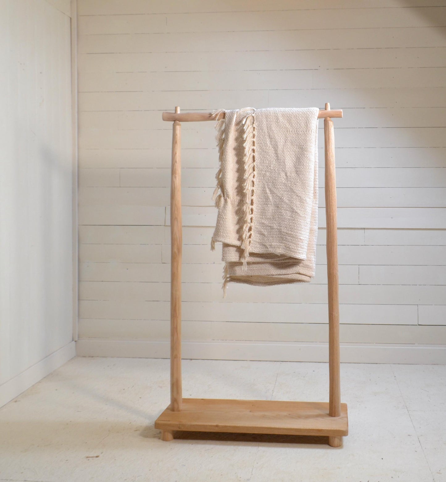 Portant vêtements en bois naturel avec étagère chaussure, design brut élégant