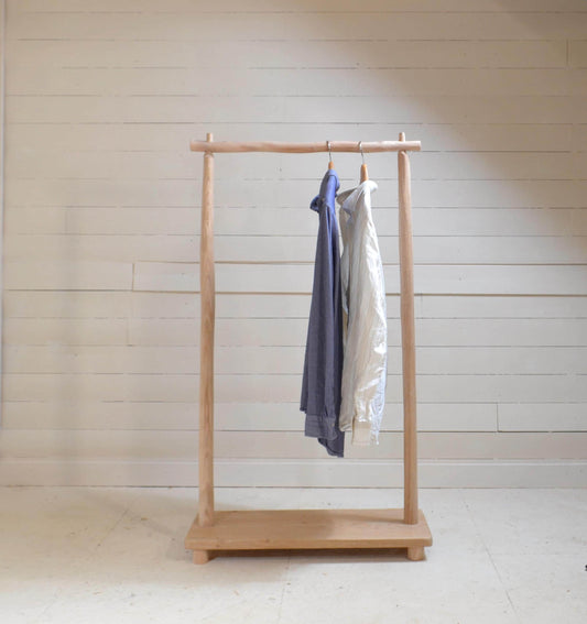 Portant vêtements en bois naturel avec étagère chaussure, design brut élégant