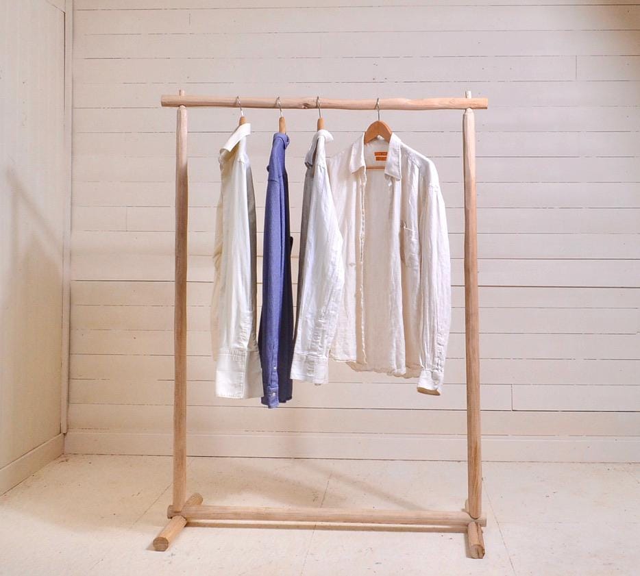 Portant boutique bois naturel, Présentoir en bois brut, Support vêtements minimaliste en bois clair, Pour Concept Store et Showroom