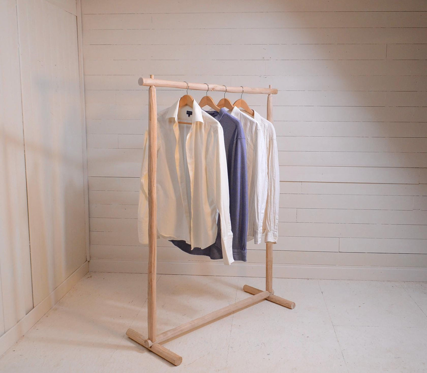 Portant boutique bois naturel, Présentoir en bois brut, Support vêtements minimaliste en bois clair, Pour Concept Store et Showroom