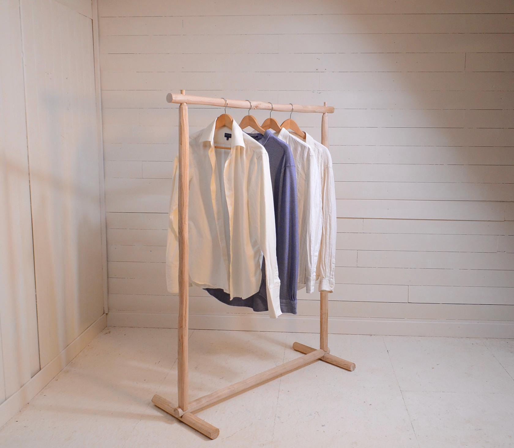 Portant boutique bois naturel, Présentoir en bois brut, Support vêtements minimaliste en bois clair, Pour Concept Store et Showroom