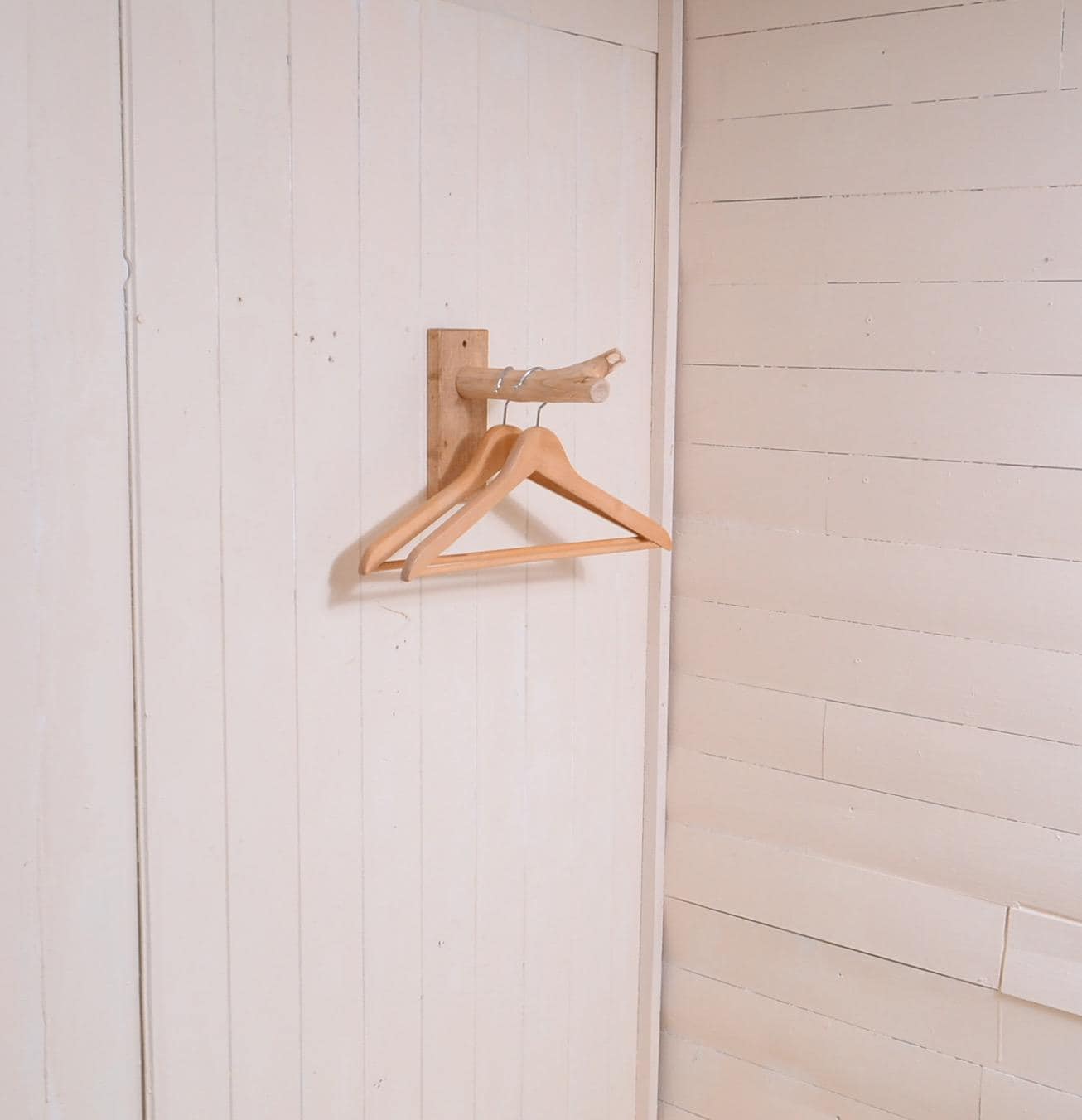 Support mural avec une branche pour accrocher des vêtements, déco bois