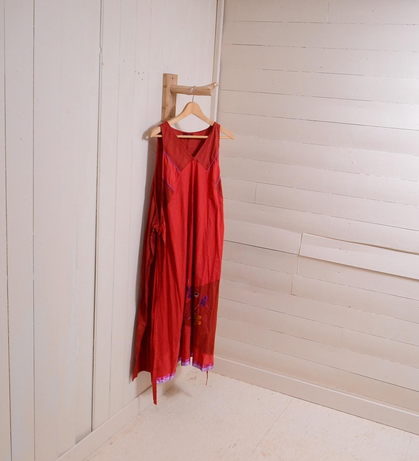 Support mural avec une branche pour accrocher des vêtements, déco bois