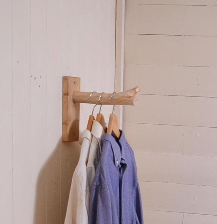 Support mural avec une branche pour accrocher des vêtements, déco bois