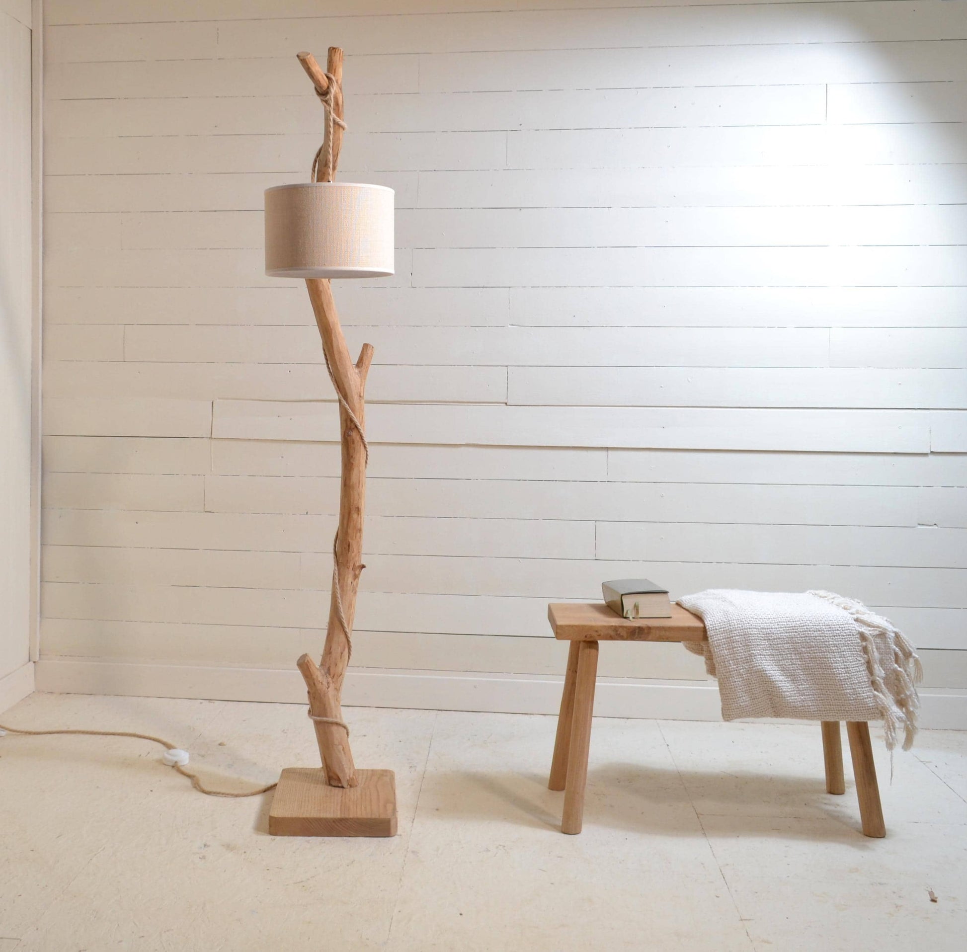 Lampadaire en bois naturel et moderne – 160 cm – Pièce unique artisanale