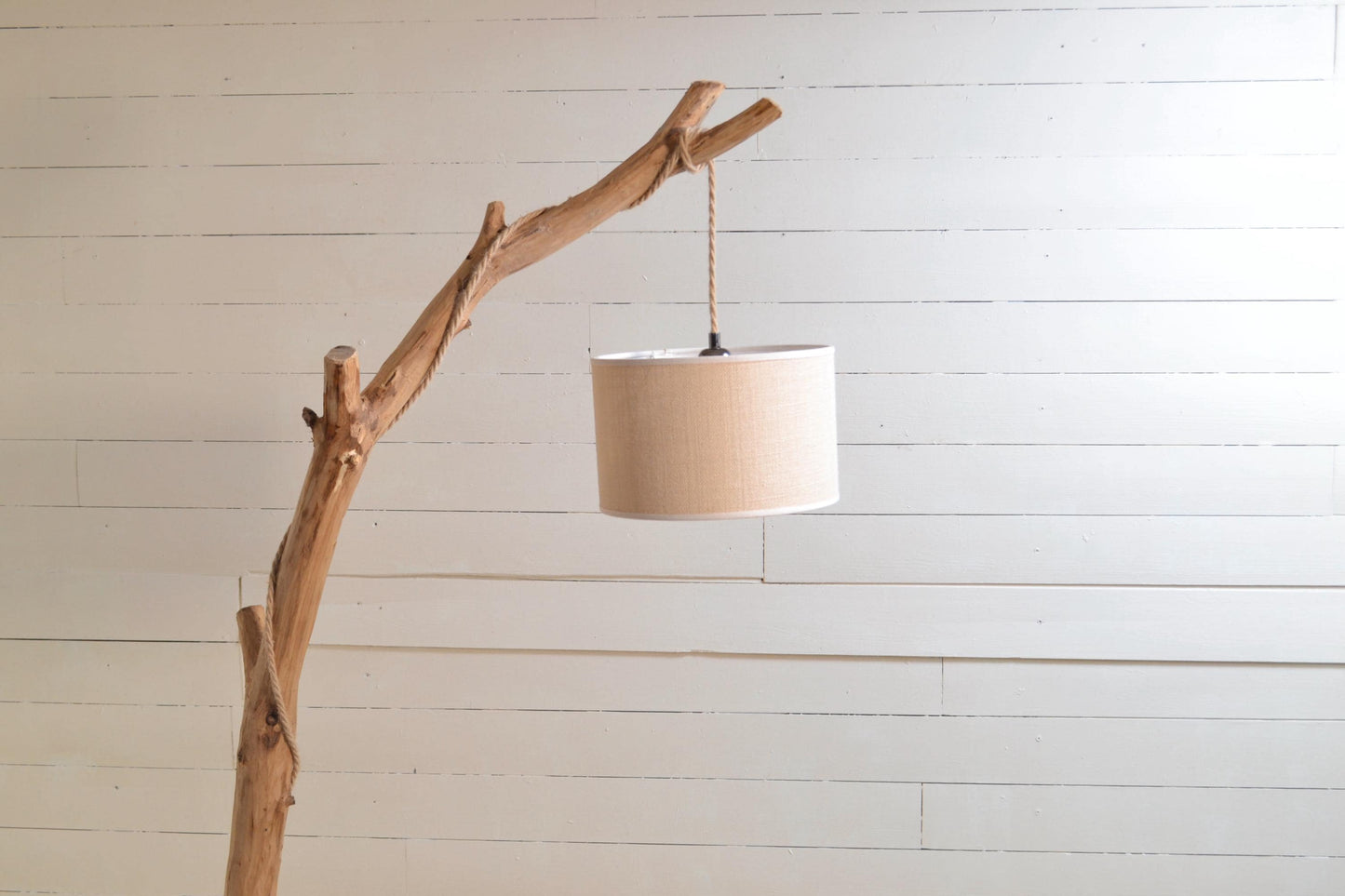 Lampadaire en bois naturel et moderne – 160 cm – Pièce unique artisanale