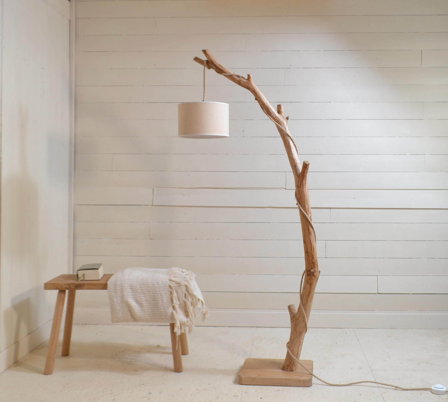 Lampadaire en bois naturel et moderne – 160 cm – Pièce unique artisanale