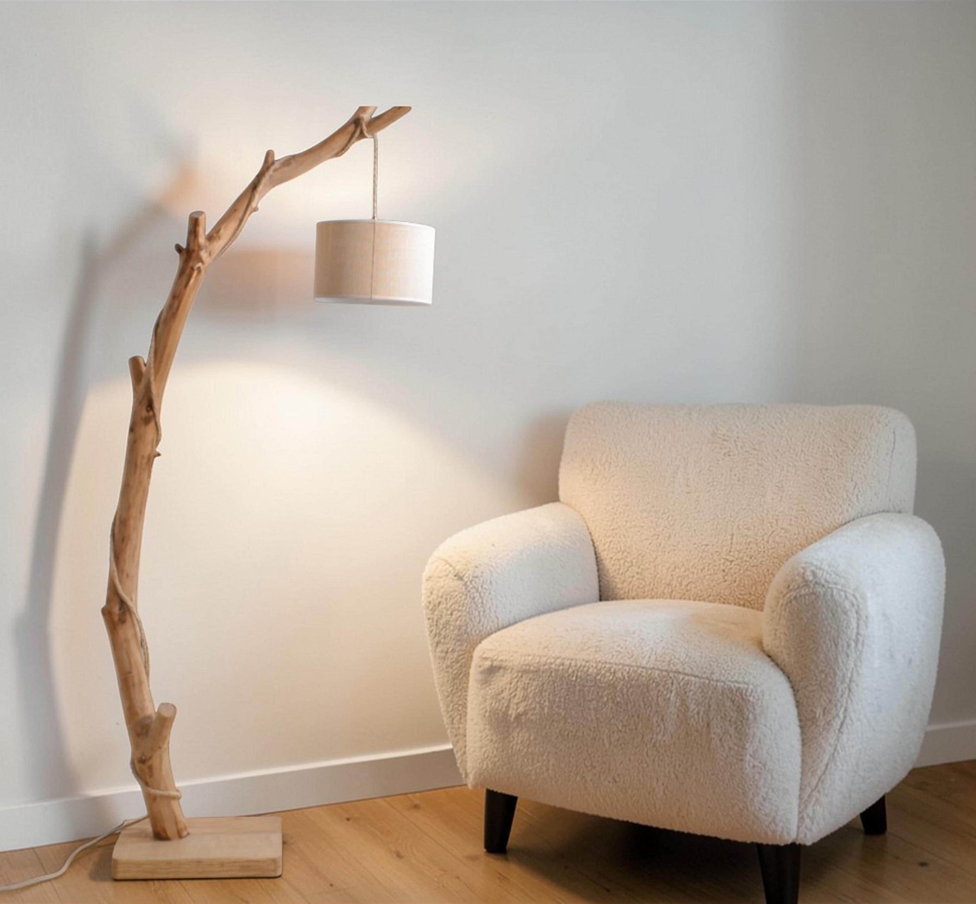 Lampadaire en bois naturel et moderne – 160 cm – Pièce unique artisanale