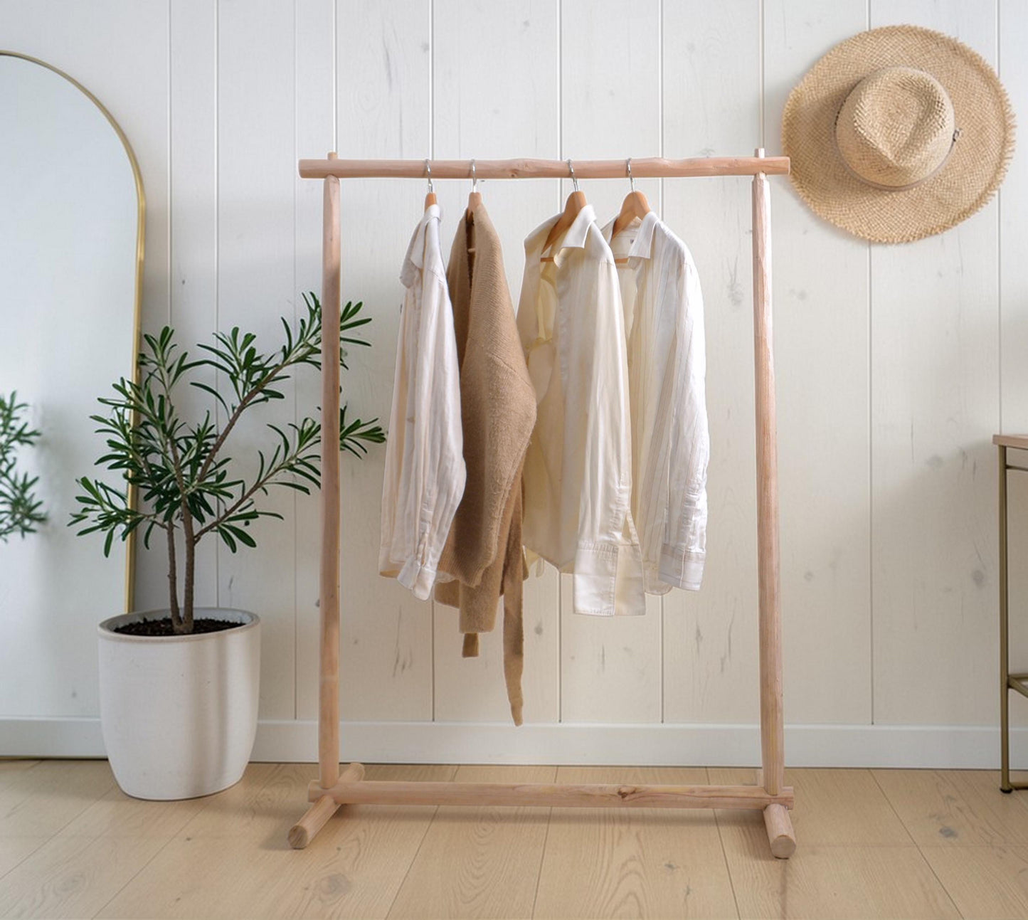 Portant boutique bois naturel, Présentoir en bois brut, Support vêtements minimaliste en bois clair, Pour Concept Store et Showroom