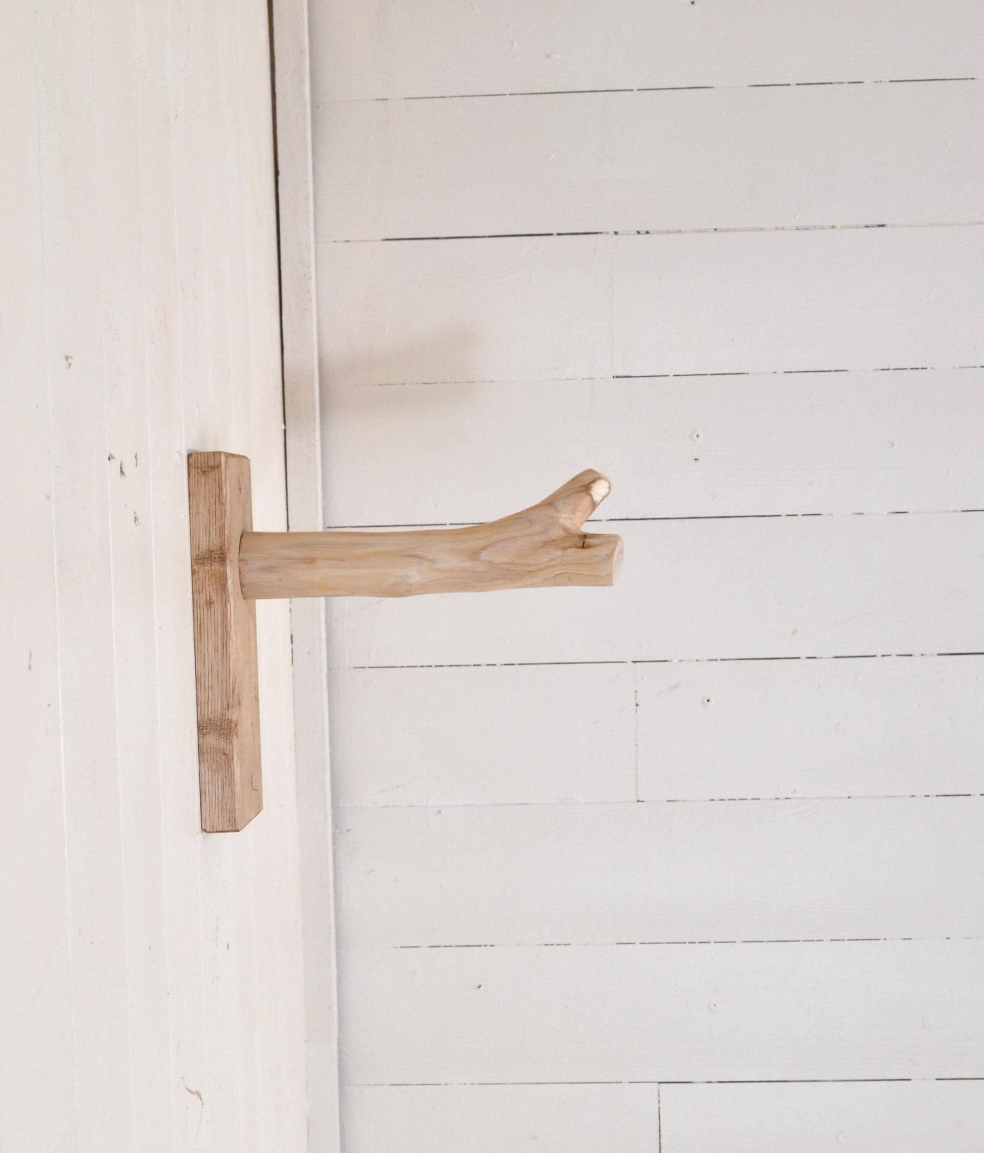 Support mural avec une branche pour accrocher des vêtements, déco bois