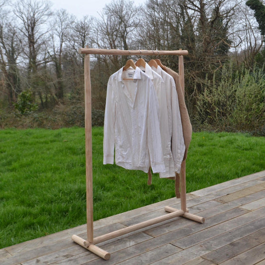 Portant boutique bois naturel, Présentoir en bois brut, Support vêtements minimaliste en bois clair, Pour Concept Store et Showroom